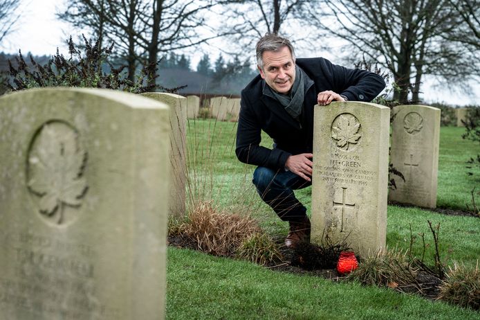 Taecke Halma uit Malden bij het graf van Harold Green op Canadese Begraafplaats bij Groesbeek.