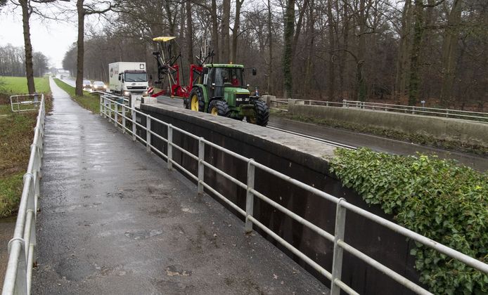 De Vloedstegenbrug in de voormalige  N18 is sinds begin 2021 verboden voor verkeer zwaarder dan 20 ton. Rijkswaterstaat heeft vervanging van de brug om financiële redenen echter uitgesteld.