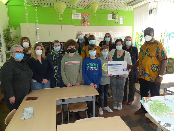 De leerlingen en leerkrachten van De Blije School gaven de cheque af aan de vertegenwoordigers van de vzw Nyemimei Akpee Belgium.