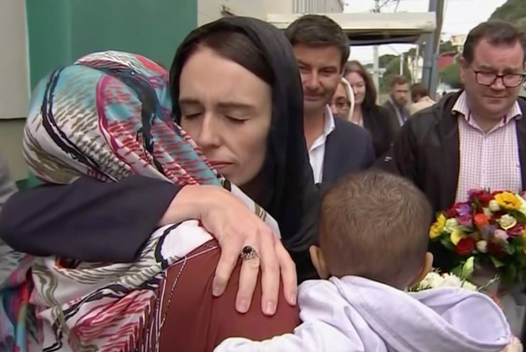 Premier Jacinda Ardern van Nieuw Zeeland omarmt en troost een vrouw bij de Kilbirnie Moskee in Christchurch.  Beeld AP