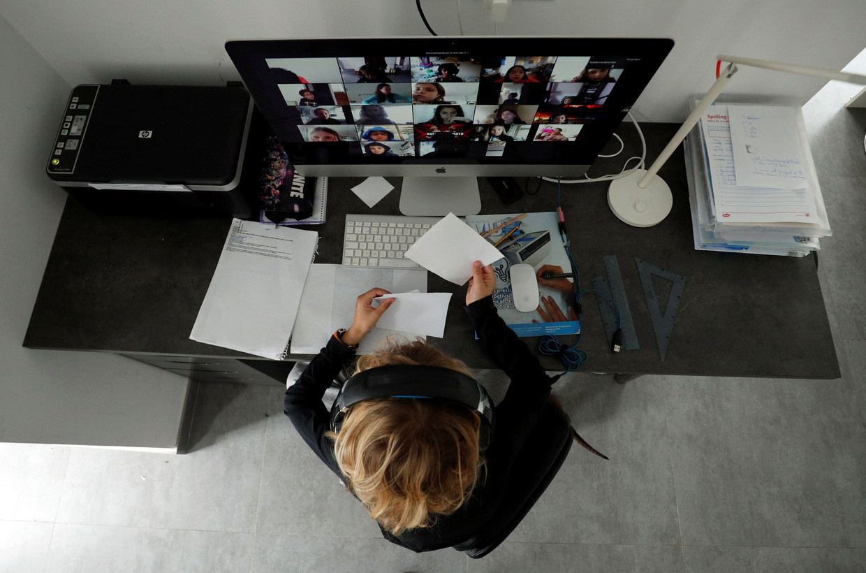 Thuis online lessen volgen met de andere studenten. Beeld Reuters
