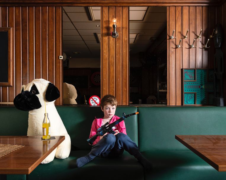 (De fictieve) Boy Stuyven is een jongen van tien die plots uit zijn klas wordt gehaald en de boodschap krijgt dat hij niet meer naar huis kan, omdat hij zich er in een onveilige situatie bevindt, volgens de jeugdrechter.  Beeld NICK HANNES