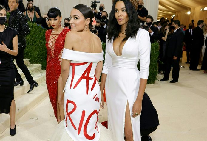 Alexandria Ocasio-Cortez op het Met Gala 2021.