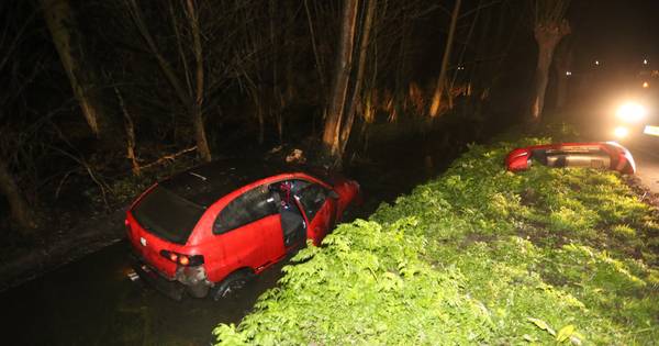 Auto in sloot in Bruchem, bestuurder foetsie | Bommelerwaard - BD.nl