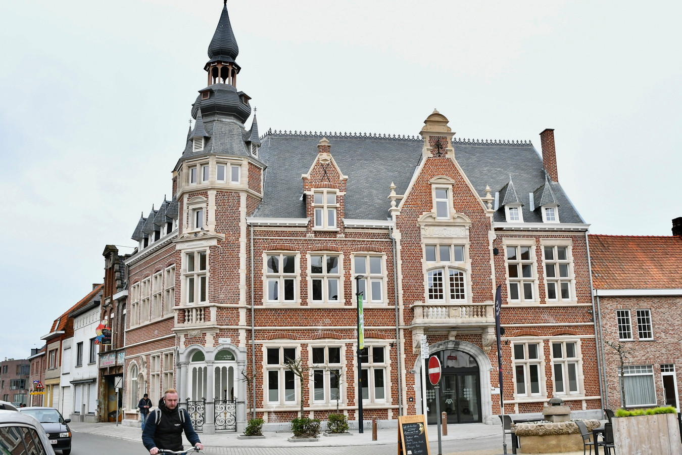 Twee paardjes van draaimolen uit het Dadipark en collage van 300 foto’s