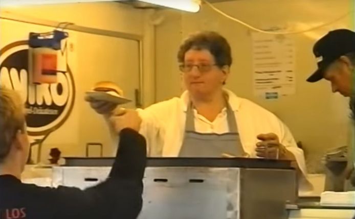 Tante Rikie serveert een broodje aan een hongerige bezoeker van de eerste Zwarte Cross, in 1997 in Hummelo.
