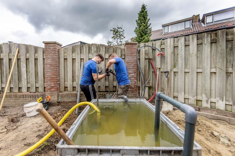 De tuin liever niet besproeien met drinkwater? Een eigen waterbron is de oplossing - Trouw