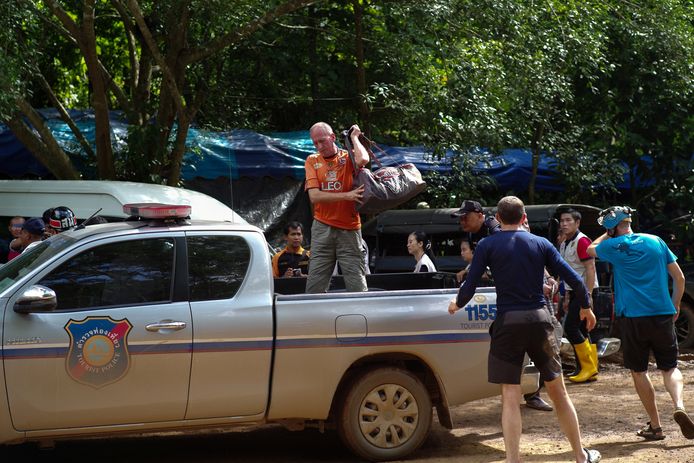 De Britse duiker Vernon Unsworth (midden, op de pick-up) bij de ondergelopen grot in Thailand.