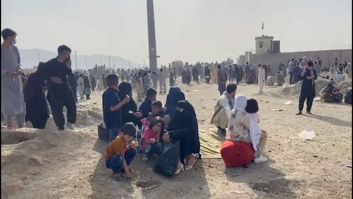 Aan de luchthaven zijn honderden mensen toegestroomd in de hoop te ontsnappen aan de taliban. Beeld via REUTERS