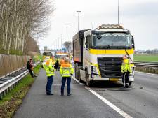 Twee vrachtwagens botsen op A27 bij Raamsdonksveer, weg weer vrij