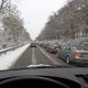 Grote chaos door aanhoudende sneeuw op wegen: "Blijf thuis"