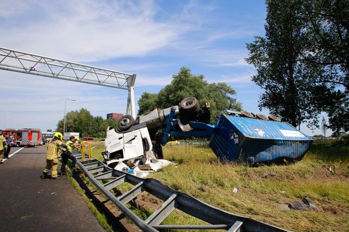 Vrachtwagen naast A16 bij Dordrecht.