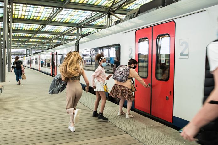 Illustratiebeeld. De bedoeling van NMBS is om de 'Kust Express'-treinen in de zomervakantie elke dag in te zetten. De treinen zijn specifiek gericht op dagjestoeristen.