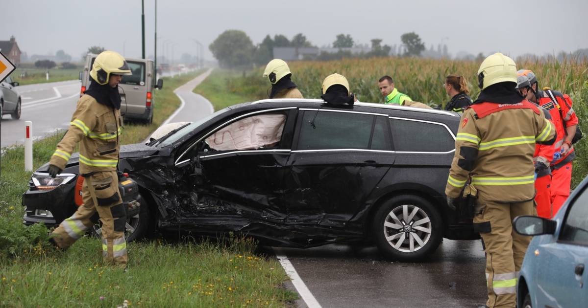 Twee gewonden bij botsing op kruising John F. Kennedybaan in Oss.