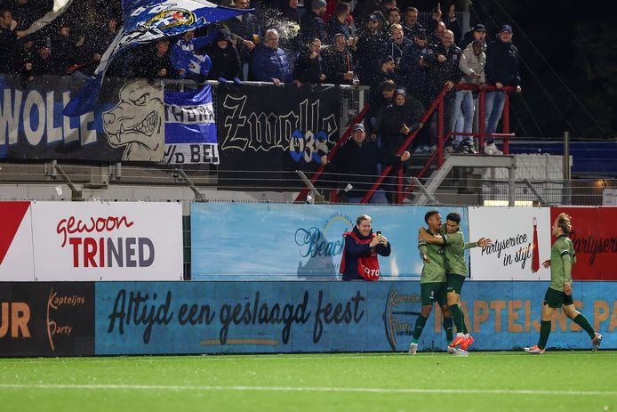 PEC Zwolle viert de 0-3 van Daijiro Chirino met het uitvak.