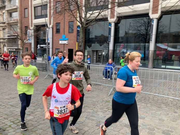 Burgemeester Mohamed Ridouani liep samen met zijn zoon en moest zijn best doen om de jeugd bij te houden.