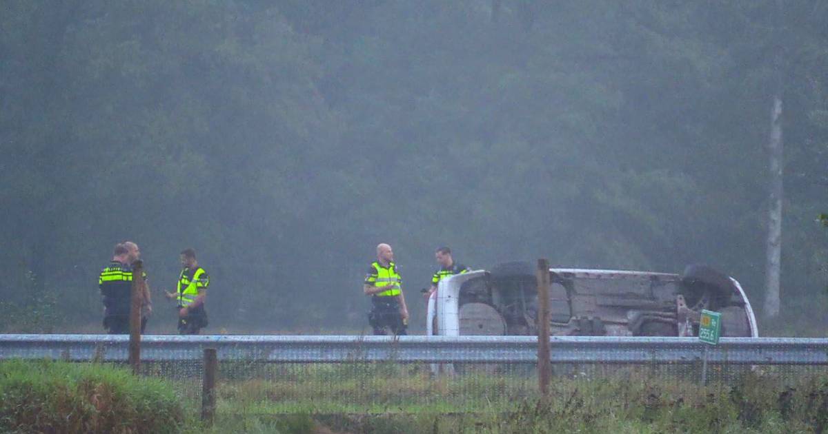 Auto belandt op z’n kant na ongeluk op N18 bij Haaksbergen.