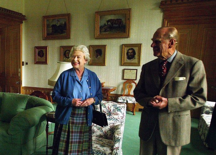Queen Elizabeth en prins Philip op hun domein Balmoral in 2005.