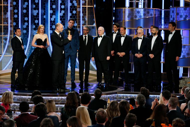 De cast van ‘Succession’ accepteert hun Golden Globe. Beeld AP
