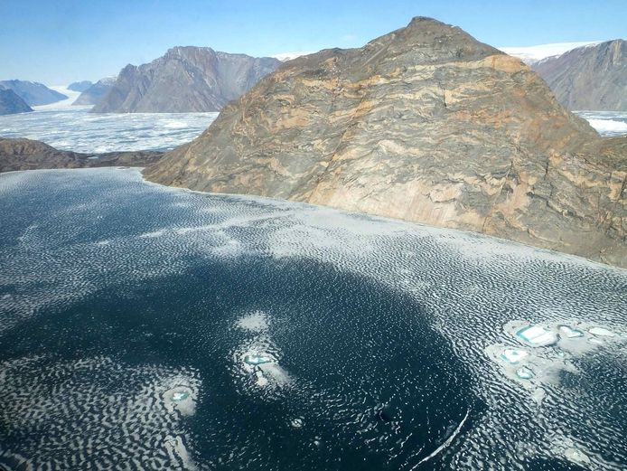 De gletsjer Nord komt in de fjord van Violin Glacier in het noordoosten van Groenland terecht.