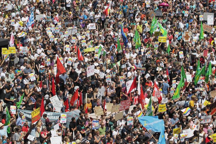 3000 mensen betogen tegen het congres van de AfD.