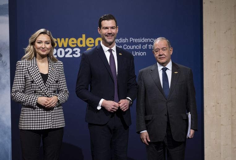 De Zweedse minister Johan Forssell van buitenlandse handel staat tussen zijn collega’s Ebba Busch (links, energie) en Antonio Costa Silva (rechts, economie) aan het begin van de bijeenkomst van 27 ministers van handel in Stockholm.  Beeld EPA