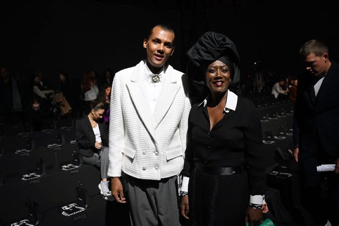 Stromae en Burundese zangeres en muzikante Khadja Nin tijdens de modeshow van Chanel.
