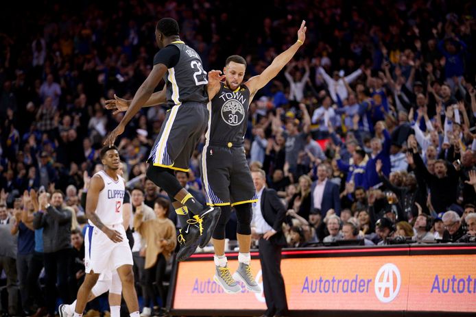 Feb 22, 2018; Oakland, CA, USA; Golden State Warriors guard Stephen Curry (30) celebrates with forward Draymond Green (23) after making a three point basket at the end of the first quarter against the Los Angeles Clippers at Oracle Arena. Mandatory Credit: Cary Edmondson-USA TODAY Sports © PHOTO NEWS / PICTURE NOT INCLUDED IN THE CONTRACTS  ! only BELGIUM !