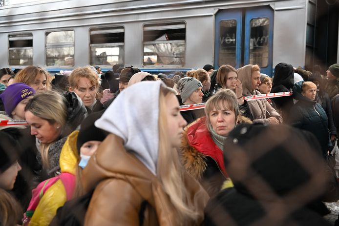 Oekraïense vluchtelingen op het treinstation van Przemysl, Polen.