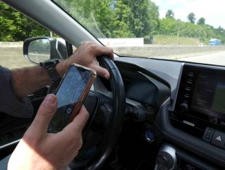 Dertig bestuurders vliegen op de bon door gebruik van gsm achter stuur 