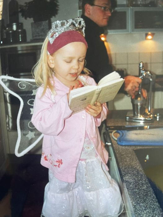 De jonge prinses Saartje in de keuken met haar dagboek