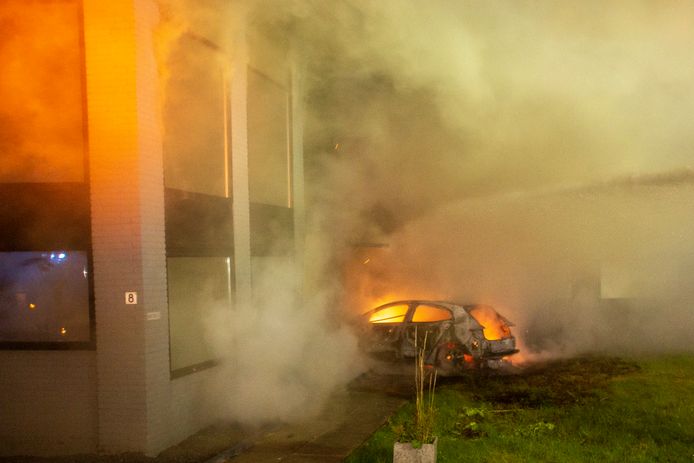 De auto die zich door de gevel van het bedrijfspand in Zwijndrecht boorde.