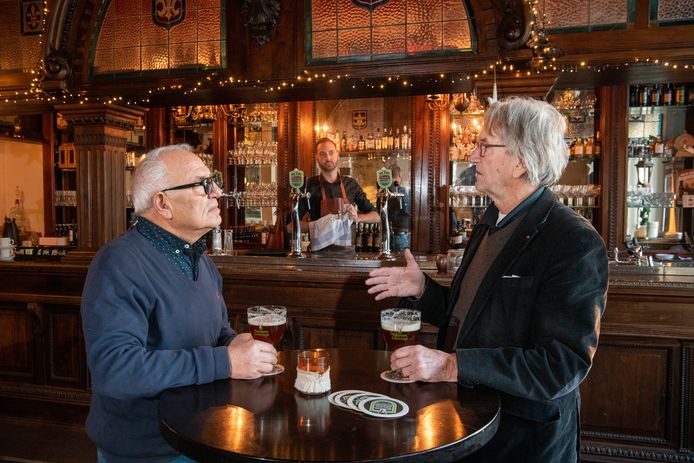 Brouwerij De Vlijt gaat failliet, kondigen Jan Brouwers (r) en Davoud Mirbagheri (l) aan. Het proeflokaal van Jasper Draaijer (achter de bar) draait echter als een tierelier.
