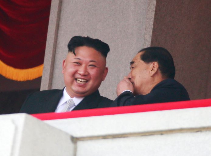 De Noord-Koreaanse leider Kim Jong-un aanschouwt het militaire vertoon vanaf het balkon. <br />