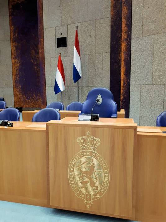 oude en nieuwe vlag in de tweede kamer.