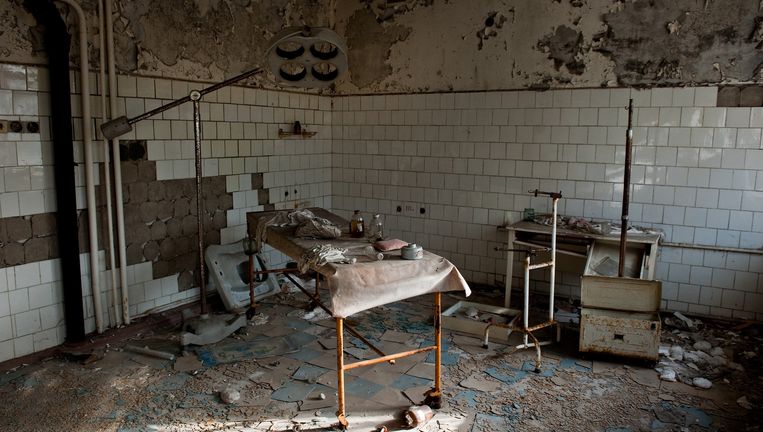Een operatiekamer in het oude ziekenhuis van Pripjat, de stad die naast de reactor ligt. Beeld Chris Heijmans