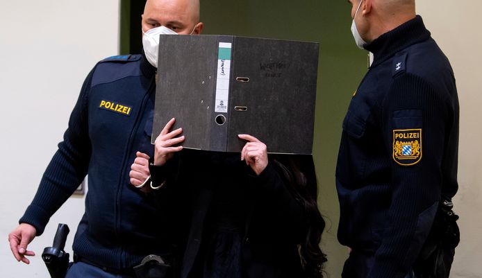 Jennifer Wenisch hield een dossiermap voor haar hoofd in de rechtszaal in München.
