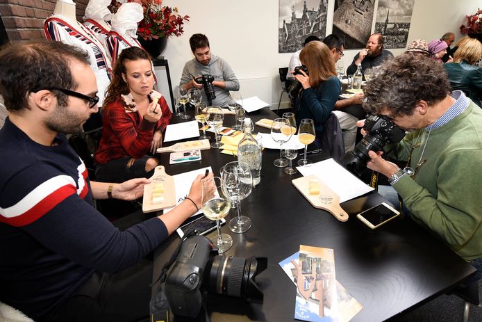 Een groep van buitenlandse journalisten bezoekt het kaaspakhuis aan de Emakade in Woerden om te zien of ze daarover kunnen schrijven.