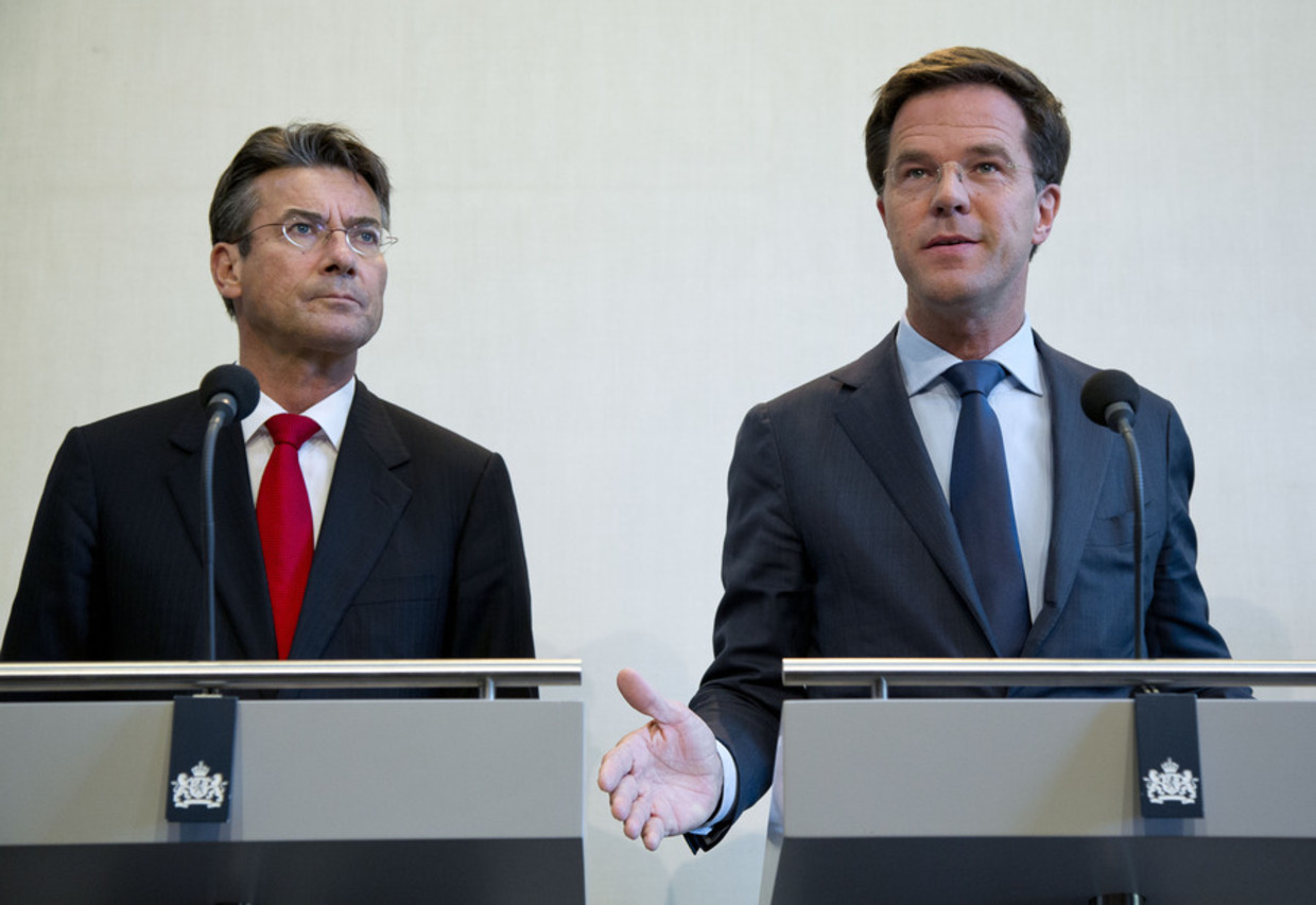 CDA-leider Verhagen en premier Mark Rutte op 21 april 2012, in een toelichting op de stukgelopen Catshuisgesprekken. Beeld anp