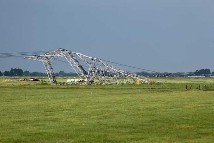 Nee, dit is geen kunstwerk. Maar een omgewaaide elektriciteitsmast.