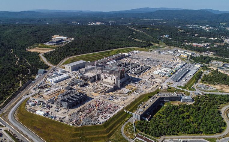 Hier, tussen het groen van de Franse Provence, verrijst 's werelds grootste kernfusiecentrale ITER. Beeld ITER Organization/EJF Riche
