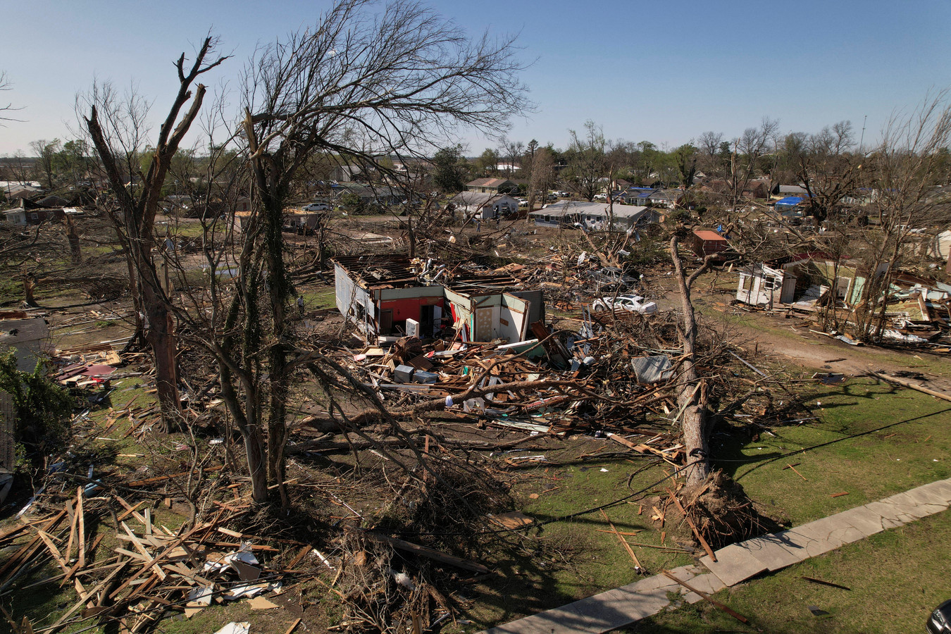 Dronebeelden tonen verwoesting na tornado die 25 doden eist in Mississippi gevaar nog niet