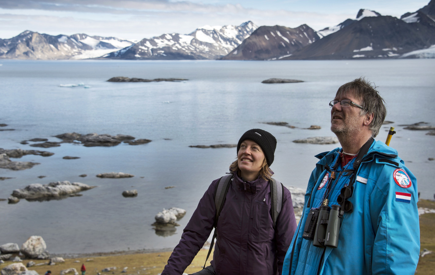 Expeditieleider Maarten Loonen (rechts) doet samen met Nederlandse wetenschappers onderzoek bij het eiland Edgeøya, aan de oostkant van eilandengroep Spitsbergen, tijdens de grootste Nederlandse poolexpeditie ooit.