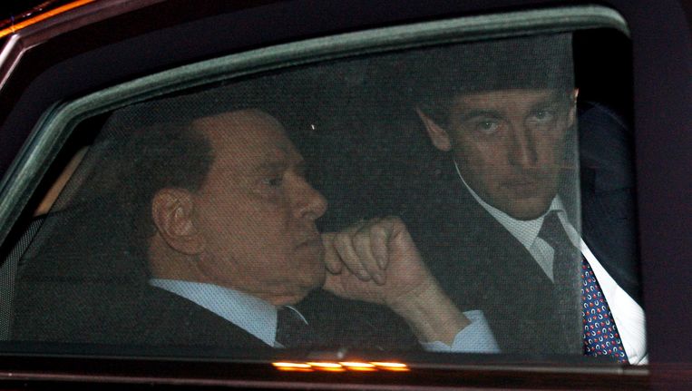 Silvio Berlusconi arriveert in zijn auto bij de kabinetsbijeenkomst. Beeld EPA