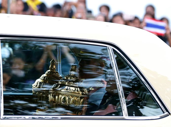 Koning Vajiralongkorn en prinses Maha Chakri Sirindhorn met de asse van koning Bhumibol.