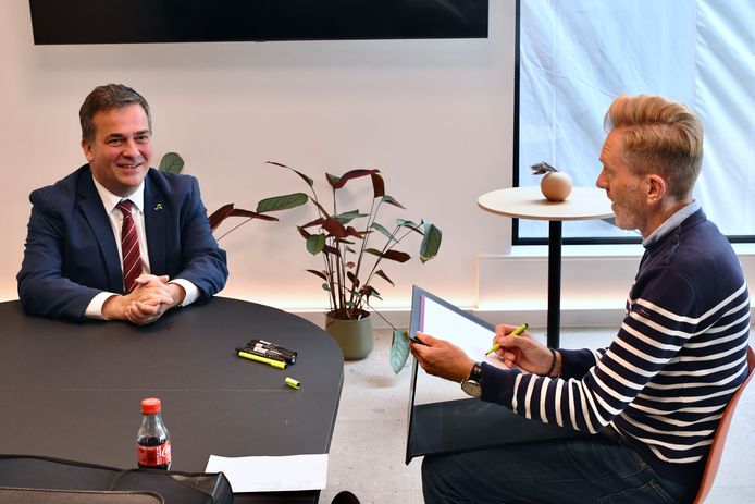 Burgemeester Kris Declercq kreeg als eerste een karikatuur.