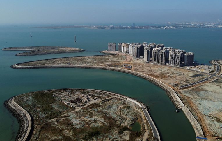 Een luchtfoto van 39 gebouwen die ontwikkeld zijn door de Evergrande Group. De autoriteiten willen dat het project in Danzhou vernietigd wordt omdat de vergunningen niet in orde zijn.  Beeld Reuters