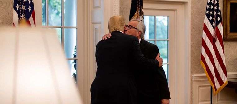 Bij dit beeld schrijft president Trump op zijn Twitteraccount: 'Duidelijk dat de EU (in de persoon van Juncker) en de VS (vertegenwoordigd door uw dienaar) dol op elkaar zijn!' Beeld Twitter