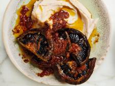 Zin in de herfst? Zo maak je de portobellosteak van Yotam Ottolenghi