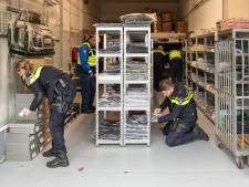 Handhavers stuiten tijdens controle in Soest op een grote partij namaak merkkleding